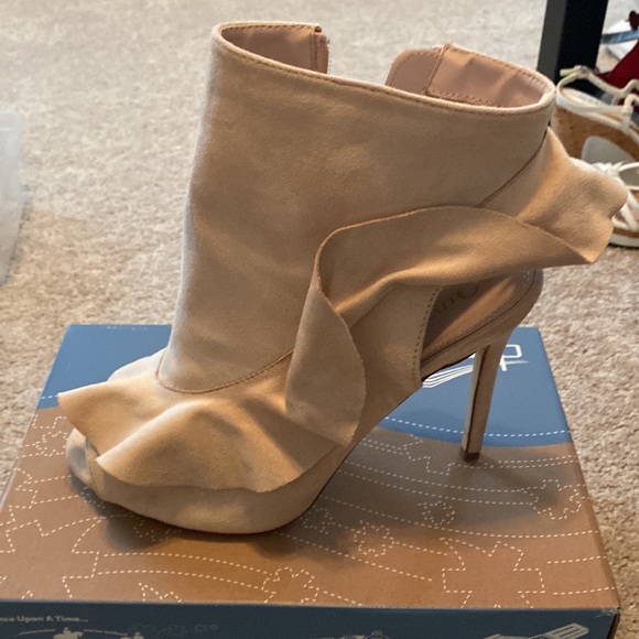 Shoes for sale size 10 and 11. Some never worn. - Picture 4 of 5